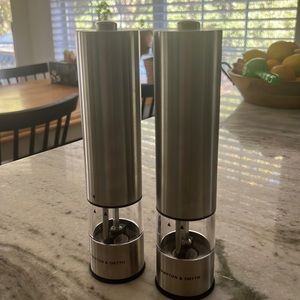 salt and pepper dispenser battery operated.